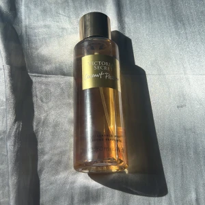 Victoria Secret perfym - Super god doft med blandning av kokosnötter och söt passionsfrukt, ett spray håller hela dagen och har knappt använt något. Skriv om intresserad ❤️🥰