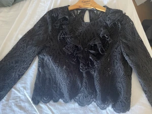 Zara topp - Säljer denna populära zara topp då den aldrig kommer till användning. Köpt här på plick men är i väldigt bra skick. Ser ut som helt ny. 