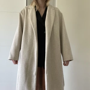 Beige kappa  - Beige kappa från Åhléns outlet. Nypris 999 men säljer för 350 kr. Passar både för våren o hösten då den är hyfsat tjock men inte ”vintertjock”. Passar mig som är S/M. ❤️