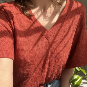 Flowig roströd blus - Så härlig och flowig blus från zara, perfekt inför sommarn och våren!🤩 Jag är en S och den sitter oversized på mig så passar säkert M eller L också.