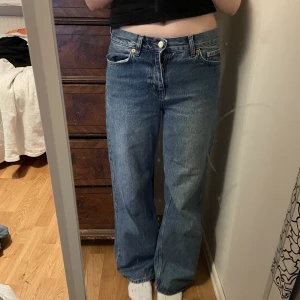 Wide Junkyard jeans - Vida blå jeans från junkyard, typ midwaist väldigt fina men är lite små på mig