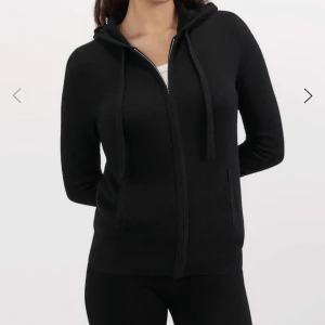 Soft goat  - Säljer min fina soft goat i svart. Köpt i julas och inget fel på den! Kan tänka mig byta mot en softgoat hoddie !💞