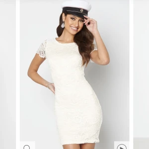 Klänning  - Säljer denna fina klänning som passar perfekt till student/grundent osv, endast använd en gång 💕Nypris 539