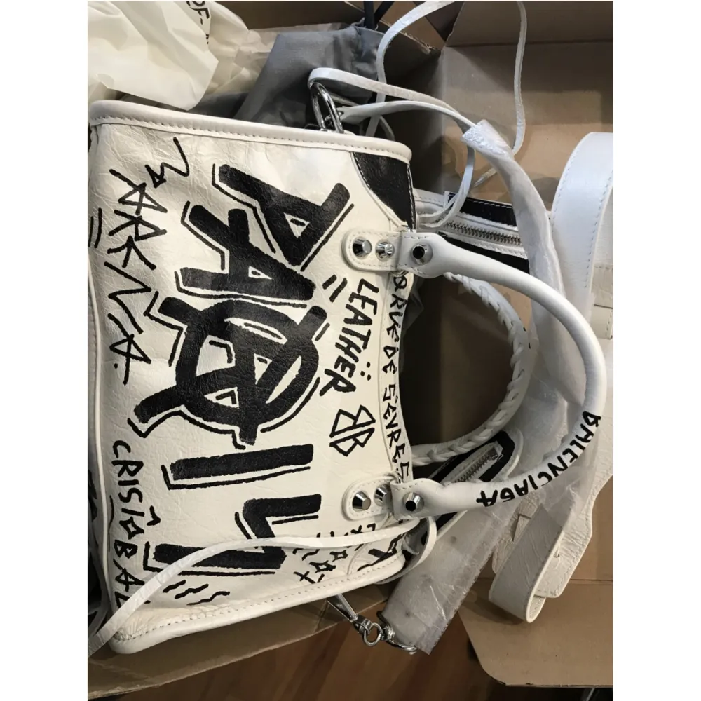 Intressekoll sjukt snygg Balenziaga väska!! Från deras limited graffiti collection, helt slutsåld och svår att få tag i!!  Kvitto, dustbag och äkteheysbevis medföljer Nypris över 18.00  Väskan är använd men i väldigt bra skick  . Väskor.