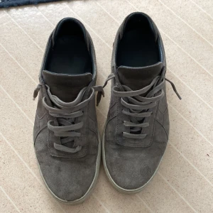 Axel Arigato skor - Säljer mina använda gråa mocha Arigatos. Skicket är 7/10. Pris kan diskuteras vid snabb affär. Mycket intresserad av byten!