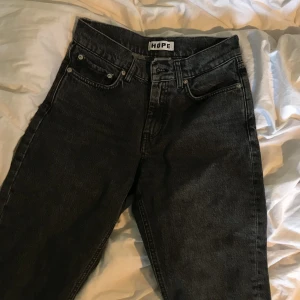 Helt nya jeans från hope - Grå, helt oanvända, raka byxor från hope som tyvärr är för små för mig