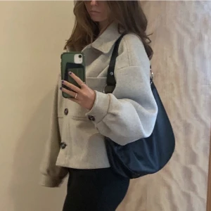 Na-kd kappa - Hej! Säljer nu min fina vår kappa från na-kd, den är i jätte fint skick och ej använd så mycket! Hör av dig vid funderingar💞  (lånade bilder från tjejen jag köpte jackan av) priset kan diskuteras💞