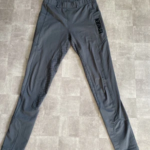 Smp Sweden ridbyxor - Storlek 36 passar mig som är ca 158cm lång. De är grå färg på dem. Knappt använda och bra grepp i skoningen på byxorna. Modell: gibbon tights Säljer för 400kr då original pris är 599kr.   