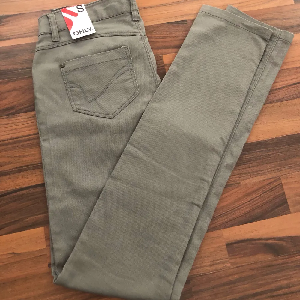 Nya gråa jeans från Only i storlek S.  Svårt att få färgen rättvis på bild, se bild 3 för en bättre färgåtergivning. ❗️Frakt på 89kr tillkommer❗️. Jeans & Byxor.