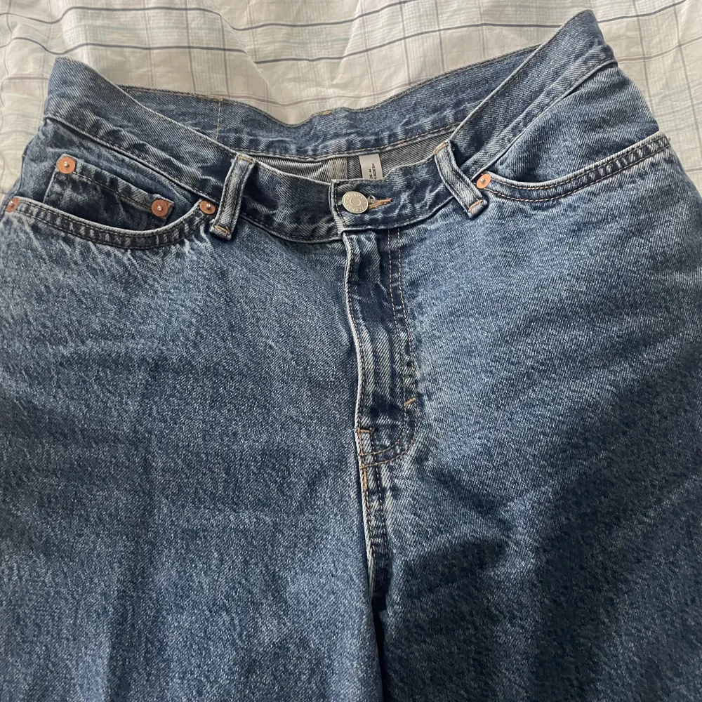 Blåa loose jeans med medelhög midja, i storlek 26/30. Använda någon enstaka gång. Originalpris: 590 kr. Säljer även i svart. Jeans & Byxor.