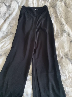 Kostymbyxa - Säljer dessa kostymbyxor för att dom är för små, köpta på vinbok fint skick💖