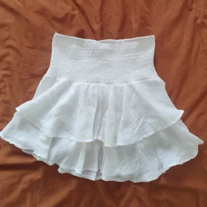 Vit Ruffle Kjol  - Size S/M Stretchy waistline  -No tags  There are 2 tiny little spots but are not noticable at all. 