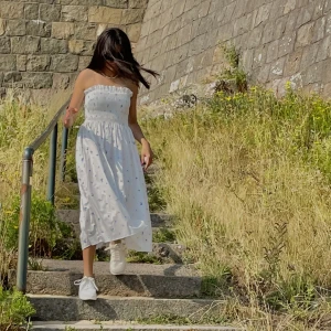 Klänning  - Så fin klänning från H&m! Finns band med ! 