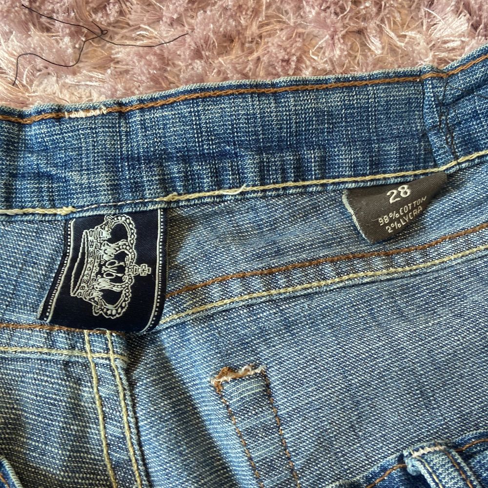 Lågmidjade Victoria beckham jeans i storlek 28 men passar som en xs-s. Dom är raka/utsvängda i modellen. Säljer då dom var för stora. Innerbenslängd-76. Jeans & Byxor.