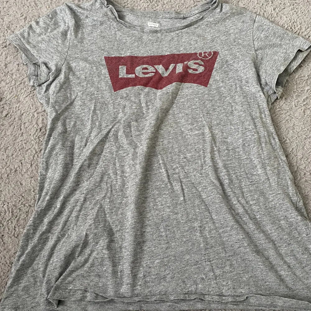 Grå Levis t shirt med rött märke i storlek medium💞hör av dig vid intresse . T-shirts.