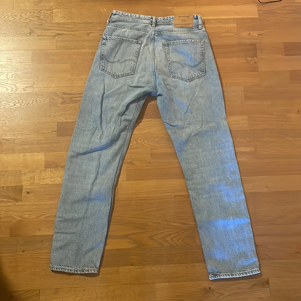 Ljusblåa jeans från Jack&Jones i storlek 29/32 med passform loose. Ordinarie pris var ca 500kr. De ser skrynkliga ut pga att de legat ihopvikta över 2 år.. Jeans & Byxor.