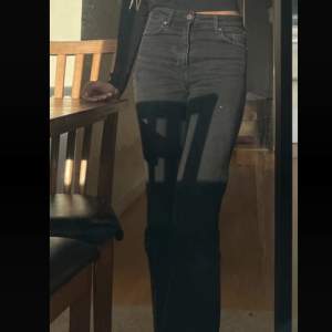 Super fina basic jeans som passar till nästan alla outfits💗 passar mig perfekt i längd som är 1,71
