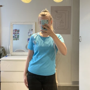 Blå Sport Tröja  - En väldigt luftig och skön träningströja 🥰