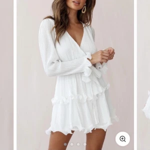 Studentklänning Dennis maglic - Hej! Säljer denna superfina klänningen som passar perfekt till studenten! Valde en annan därav säljs den, helt oanvänd med prislapp kvar. Storlek M men passar även en S