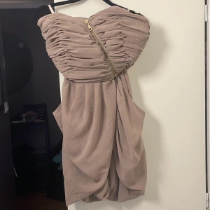 Klänning s/m  - Fest klänning beige med guld dragkedja 
