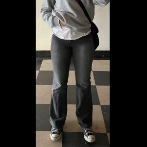 lågmidjade jeans - Säljer mina lågmidjade favoritjeans då de tyvärr blivit försmå. Det finns ett litet hål i ena byxfickan (se bild 3), utöver detta är dom i bra skick. De är ifrån märket Bongo och i storlek 5, vilket jag tror motsvarar S. Är 168cm. Köpta för ish 600 på br🌟