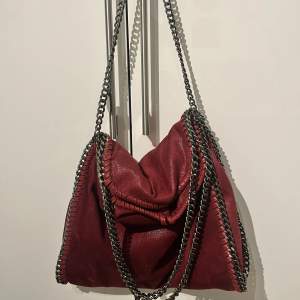 Säljer denna röda Stella Mccartney liknande väska. Förekommer en liten defekt som man kan se på tredje bilden vid sömmen. 