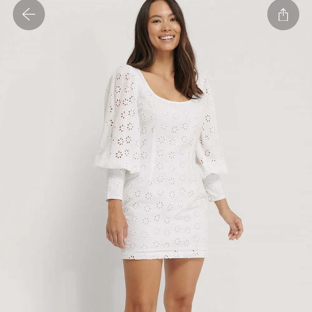 Jag säljer en vit oanvänd studentklänning som passar lika bra till sommaren! Säljs pga hittade en annan studentklänning jag hellre ville ha, (jag är 166cm)🫶🏻 köpte klänningen för 550kr. Klänningar.