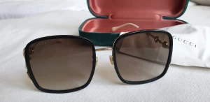 Gucci Sun Glasses  - Brand New  Aldrig använda, äkta Gucci solglasögon, passar på både män och kvinnor (unisex) Köpta på Synsam, kvitto finns! Pris: 2499:- Original pris: 3950:-