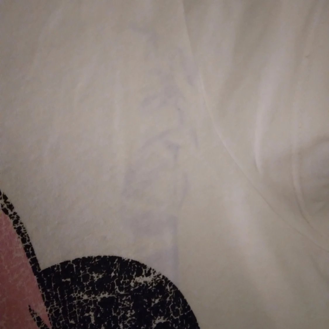 Vit topp med medvetet slitet Minnie Mouse tryck. Strlk: 34, XS. Lite defekt. - 2