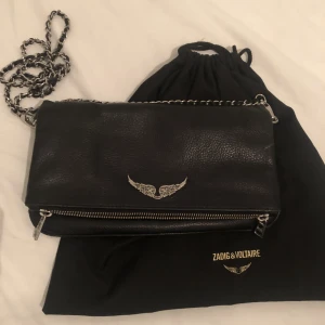 Zadig  - Fin zadig väska som är i väldigt fint skick💖 den är självklart äkta!! Har endast det långa bandet💥