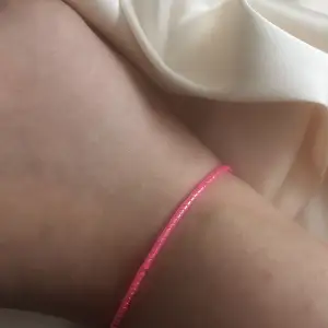 Handgjort armband i rosa. 
