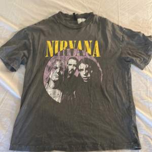 Grå t-shirt med Nirvana-tryck. Bra skick.