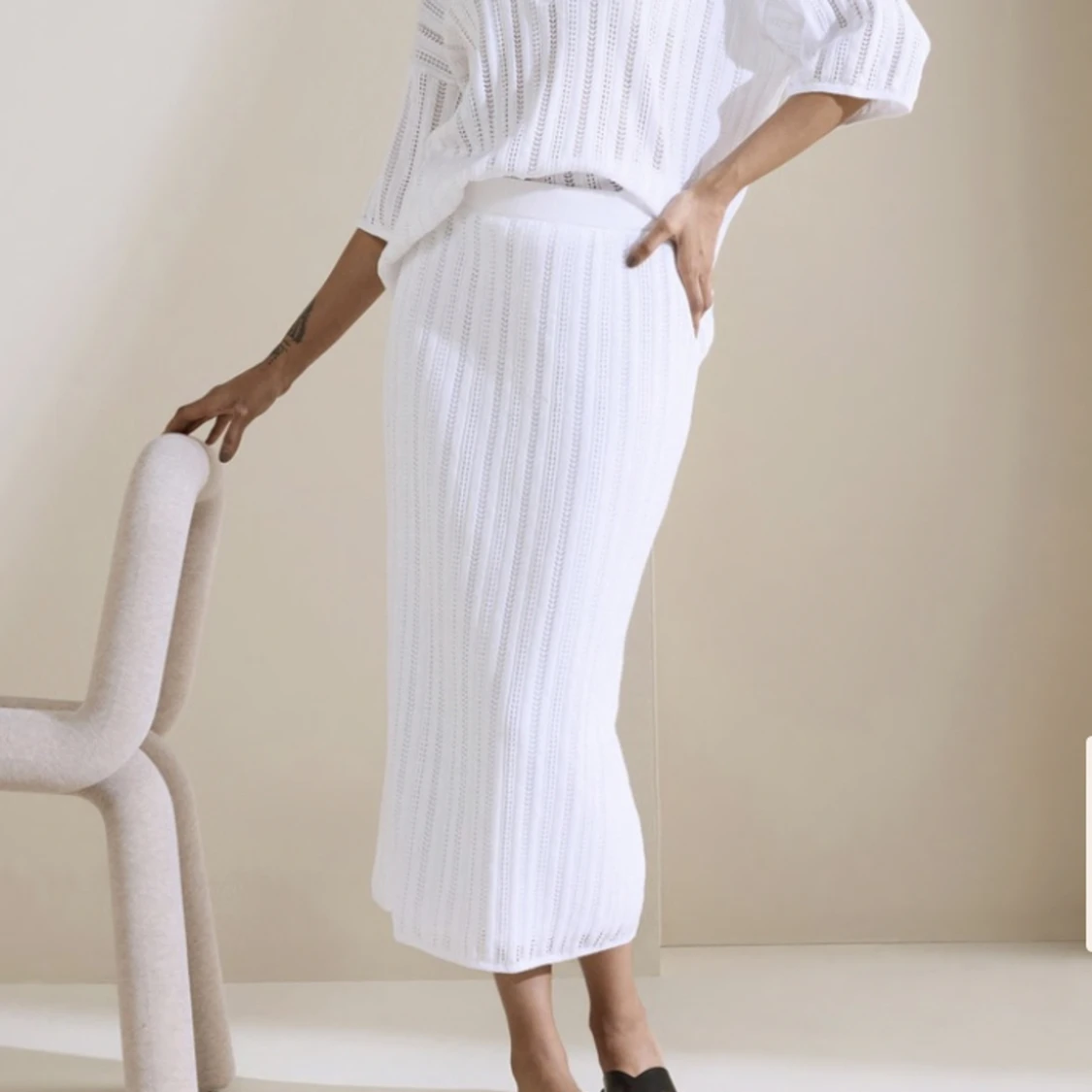 ribbstickad vit långkjol