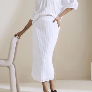 ribbstickad vit långkjol - köpte denna populära, älskade kjol i somras (2022) och tyvärr har den inte kommit till användning, endast testad! ❤️ bär vanligtvis xs/s men fanns ej i storlek & denna passade också för referens! 