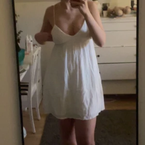 Studentklänning - Superfin vit student/sommarklänning som ej finns att köpa längre, säljer pga hittat en annan studentklänning🫶🏻✨💞