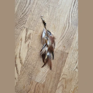 Feathertations fjäderörhänge mono - Handgjorda örhängen skapade under meditation. #goodvibes.    Alla fjädrar är etiskt och ansvarsfullt inköpta.  Ett hänge 390 kr Ett par 500 kr. 