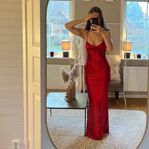 Balklänning - Superfin oanvänd satinklänning i storlek xs. Bra i storleken till mig som har xs eller s normalt sett. Endast testad, har prislapp kvar och säljer pga att jag valde en annan till balen. Säljer för 1500 kr, men pris kan diskuteras.