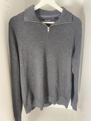 Half zip - Fin half zip fårn jack & jones i storlek XS. Skick 9/10 använd några gånger men det märks inte att den är använd. Färgen på tröjan är märkgrå. Skriv ett DM till mig vid frågor om tröjan👍