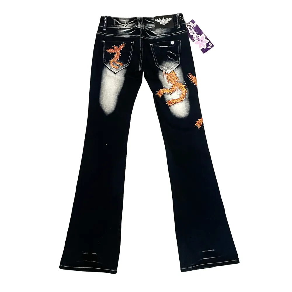 helt nye og ubrukte low rise bootcut jeans fra crazy age i størrelse 36, passer xs-s. <33 med rhinestones og dragemotiv på, selges fordi de ikke passer meg:( lapp fortsatt på. Jeans & Byxor.