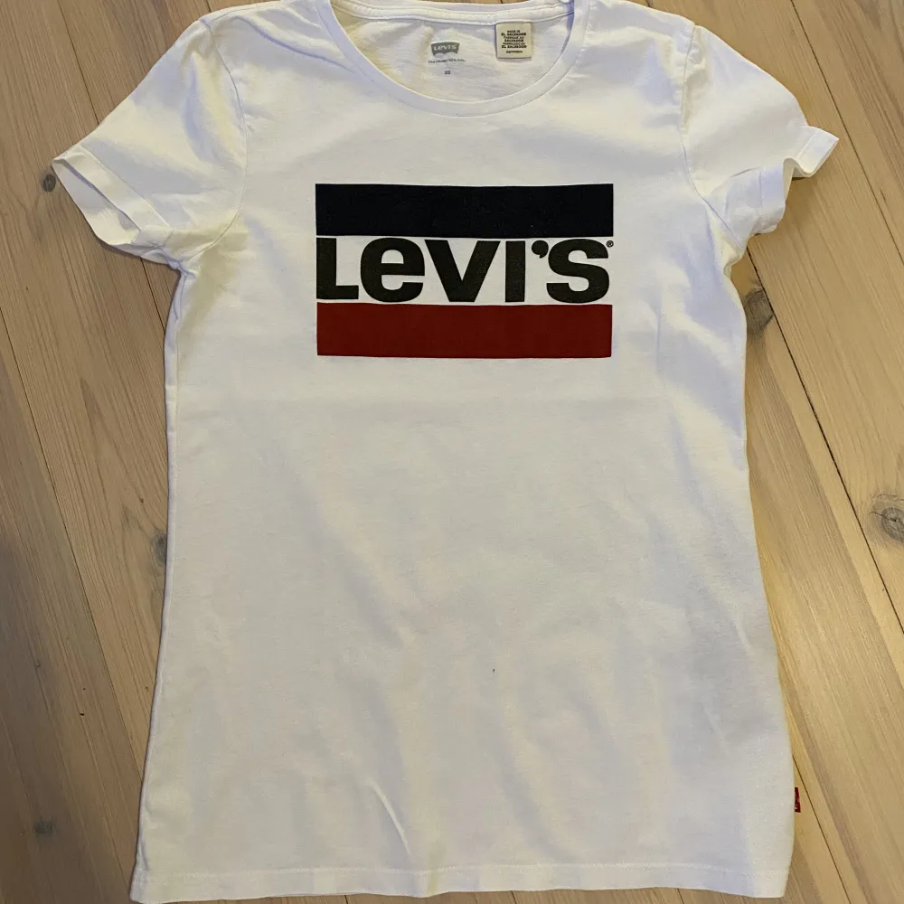 Vit Levi’s t-shirt i bra skick!  Storlek: XS  Skicka DM vid frågor☺️. T-shirts.