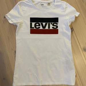 Vit Levi’s t-shirt i bra skick!  Storlek: XS  Skicka DM vid frågor☺️