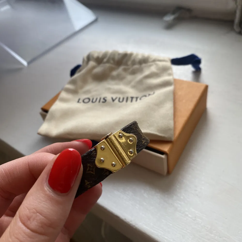 Säljer mitt Louis Vuitton armband. Tyvärr kommer det inte till användning så mycket längre. Men det är såå fint på❤️‍🔥❤️‍🔥❤️‍🔥. Accessoarer.