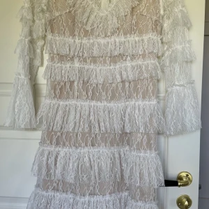 By malina klänning  - Säljer min helt oanvända By Malina klänning i storlek Xs, passar även en S.Skulle vara perfekt för en skolavslutning eller student.