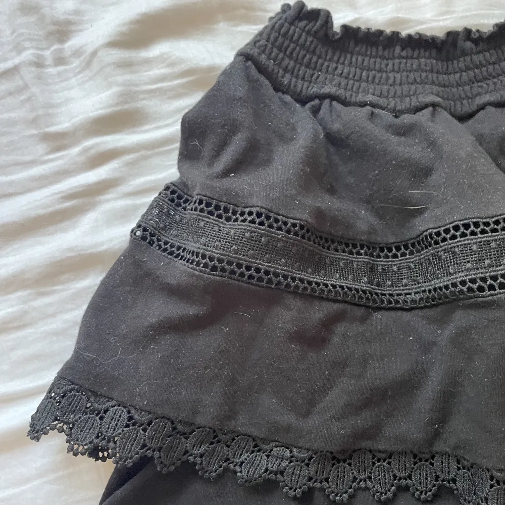 Säljer denna söta somriga kjolen ursprungligen från Gina tricot som inte kommer till användning 🌻🫶🏼kjolen är i fintskick. Kjolar.