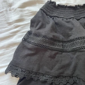 Kjol - Säljer denna söta somriga kjolen ursprungligen från Gina tricot som inte kommer till användning 🌻🫶🏼kjolen är i fintskick