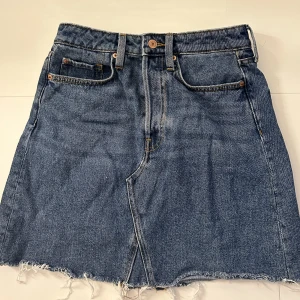 Jeanskjol - Jeanskjol från HM i storlek 36. Väldigt fint skick och säljer då den inte passar längre. Skriv för fler bilder