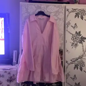 En jätte fin rosa klänning från Zara! Den är i storlek M men skulle säga att den passar Xs och S då den är en liten M! Den är bara använd 1 gång då den är lite lite för kort för min smak. Men absolut inget fel på den💓
