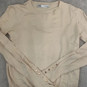 Zara tröja  - Säljer zara tröja med guld knappar för jag inte använder den. Storlek s men passar xs. Använd 1 gång  (139 inklusive frakt )