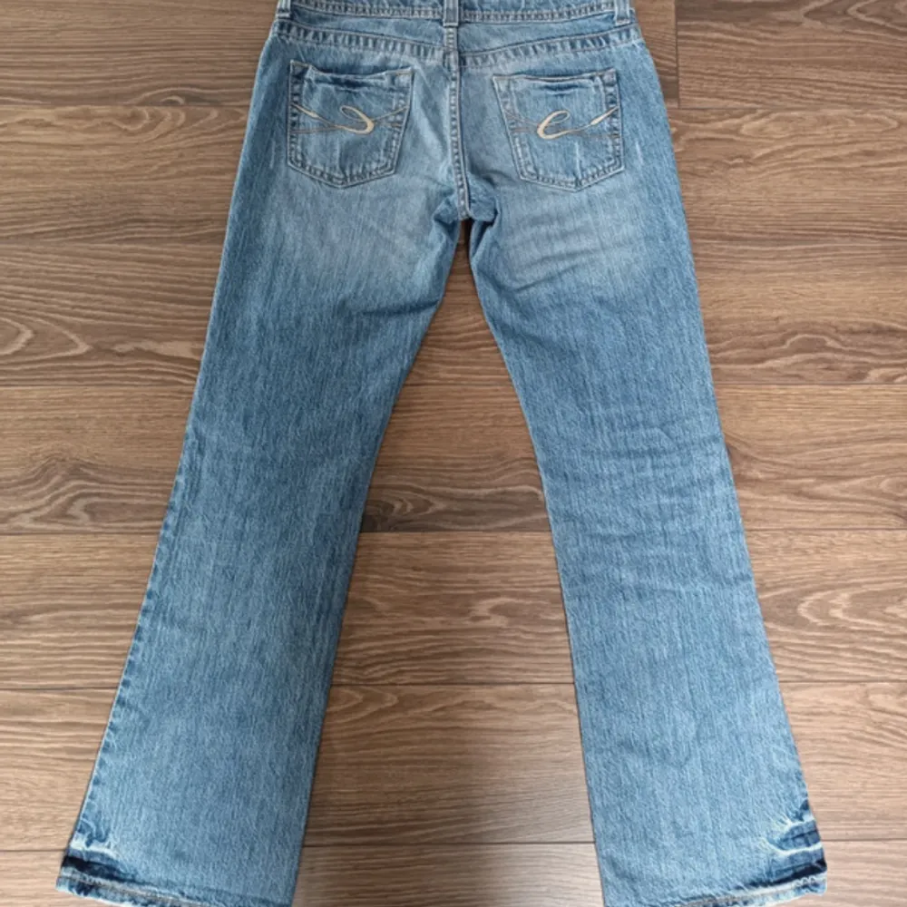 Utsvängda snygga jeans, (lånad bild). Jeans & Byxor.