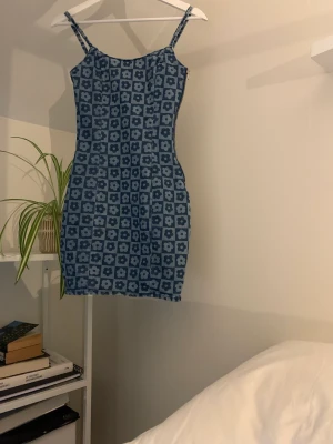 Stretchig jeans klänning  - Supergullig klänning från H&M❤️ Köpte den för typ 250kr och säljer för 50kr❤️